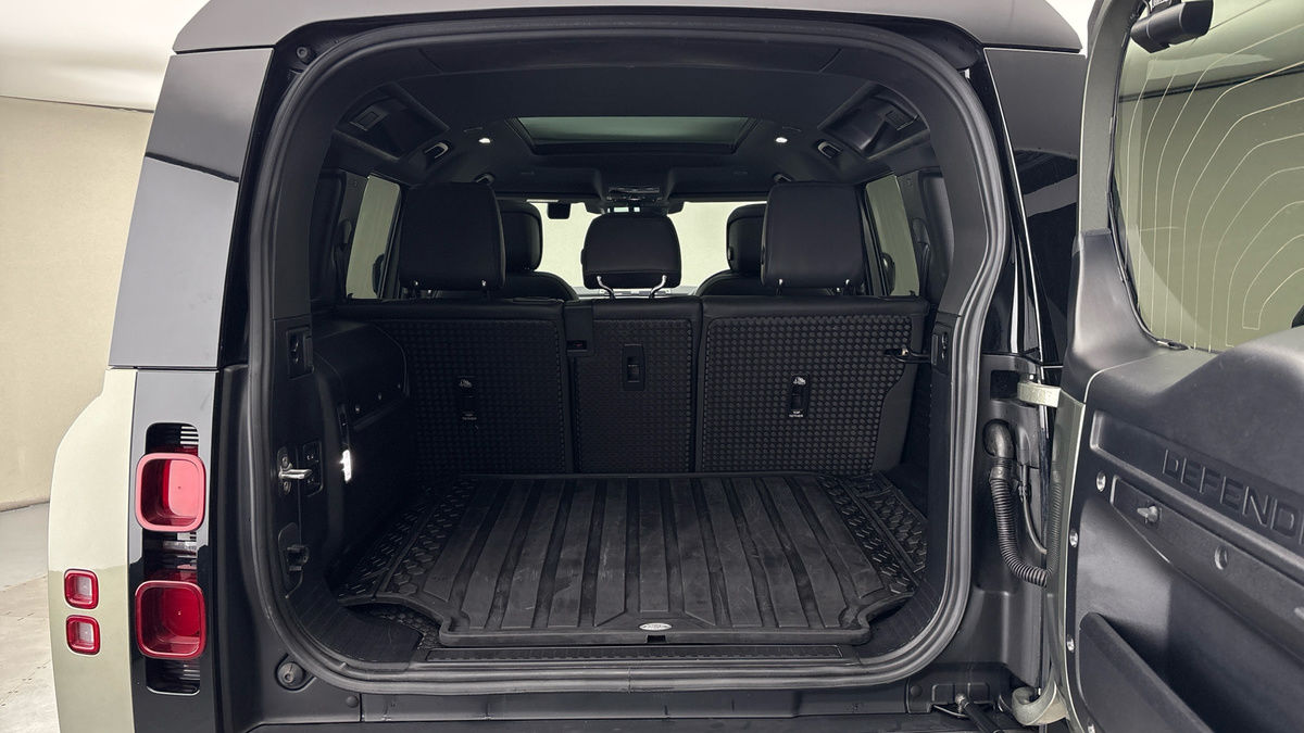 Land Rover Defender 110 Image 11