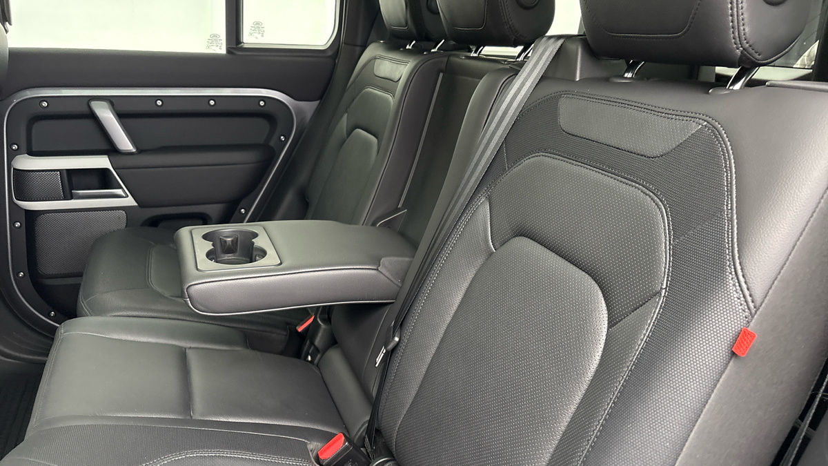 Land Rover Defender 110 Image 9