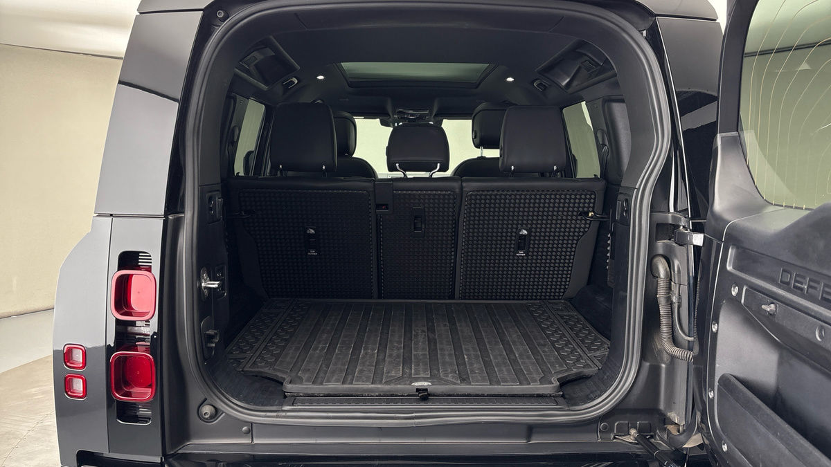 Land Rover Defender 110 Image 11