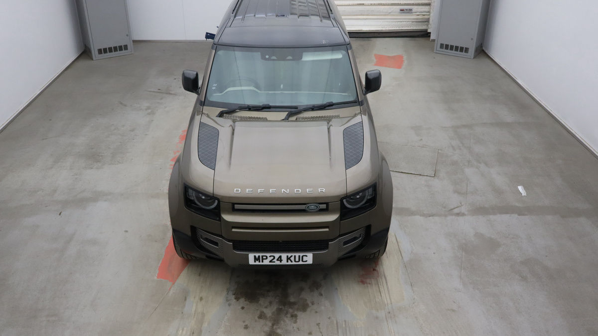 Land Rover Defender 110 Image 7
