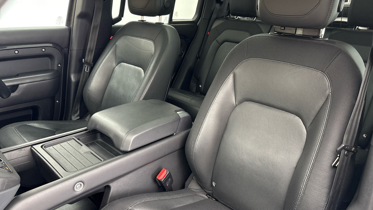 Land Rover Defender 110 Image 7
