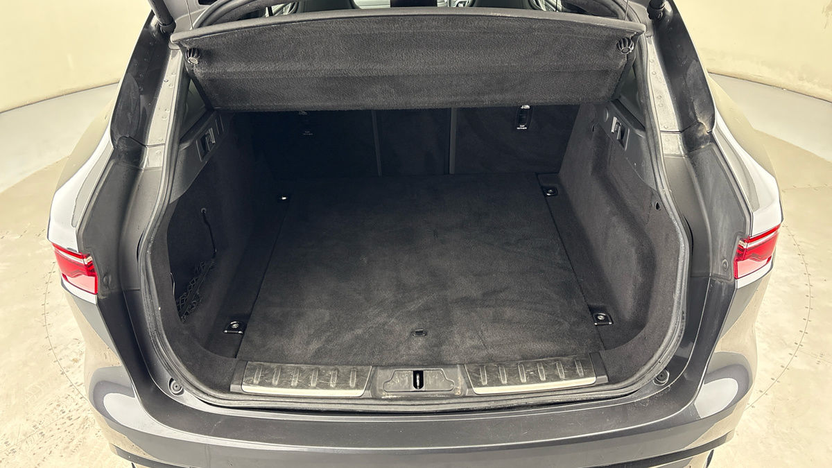 Jaguar F-PACE Image 11
