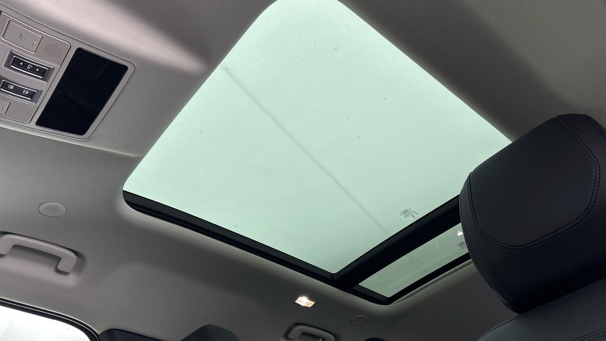 Land Rover Defender 110 Image 6