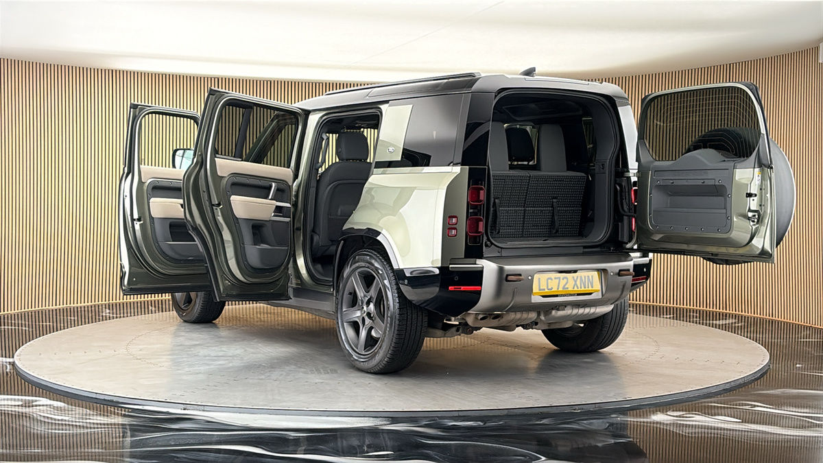 Land Rover Defender 110 Image 23