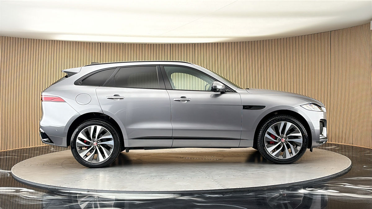 Jaguar F-PACE Image 16