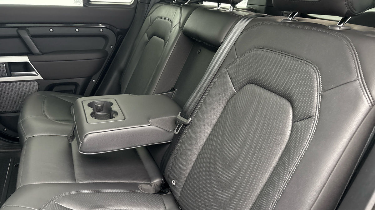 Land Rover Defender 110 Image 9