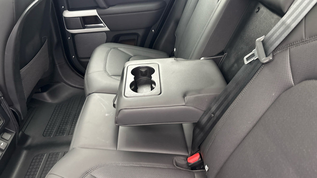 Land Rover Defender 110 Image 9