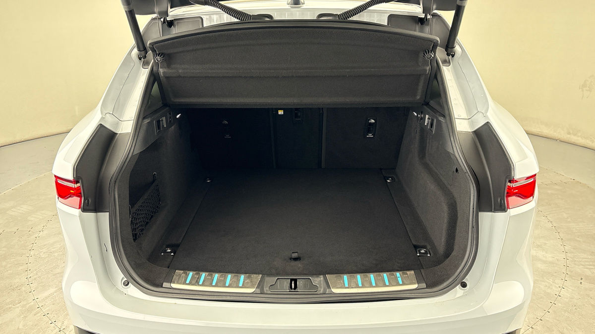 Jaguar F-PACE Image 11
