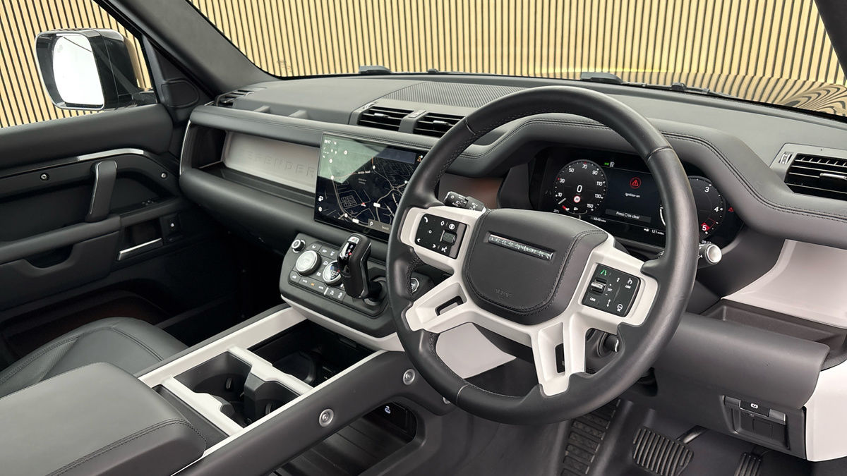 Land Rover Defender 130 Image 5