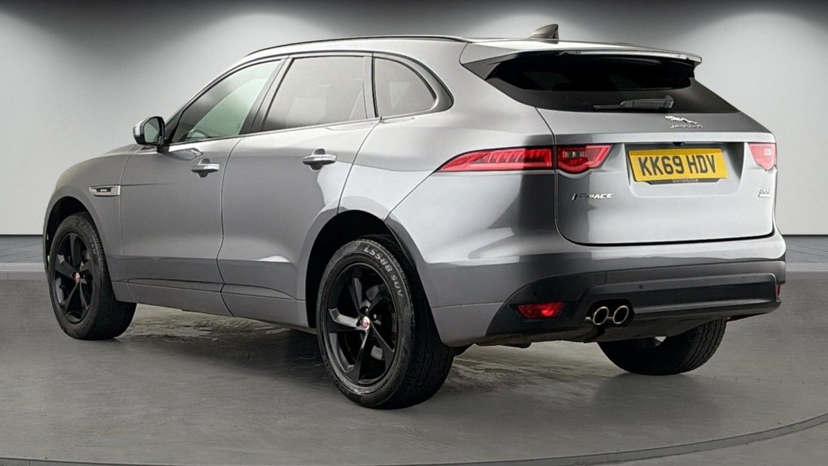 Jaguar F-PACE Image 2