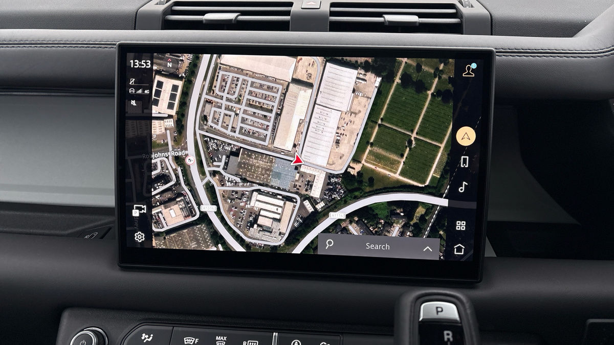 Land Rover Defender 110 Image 17