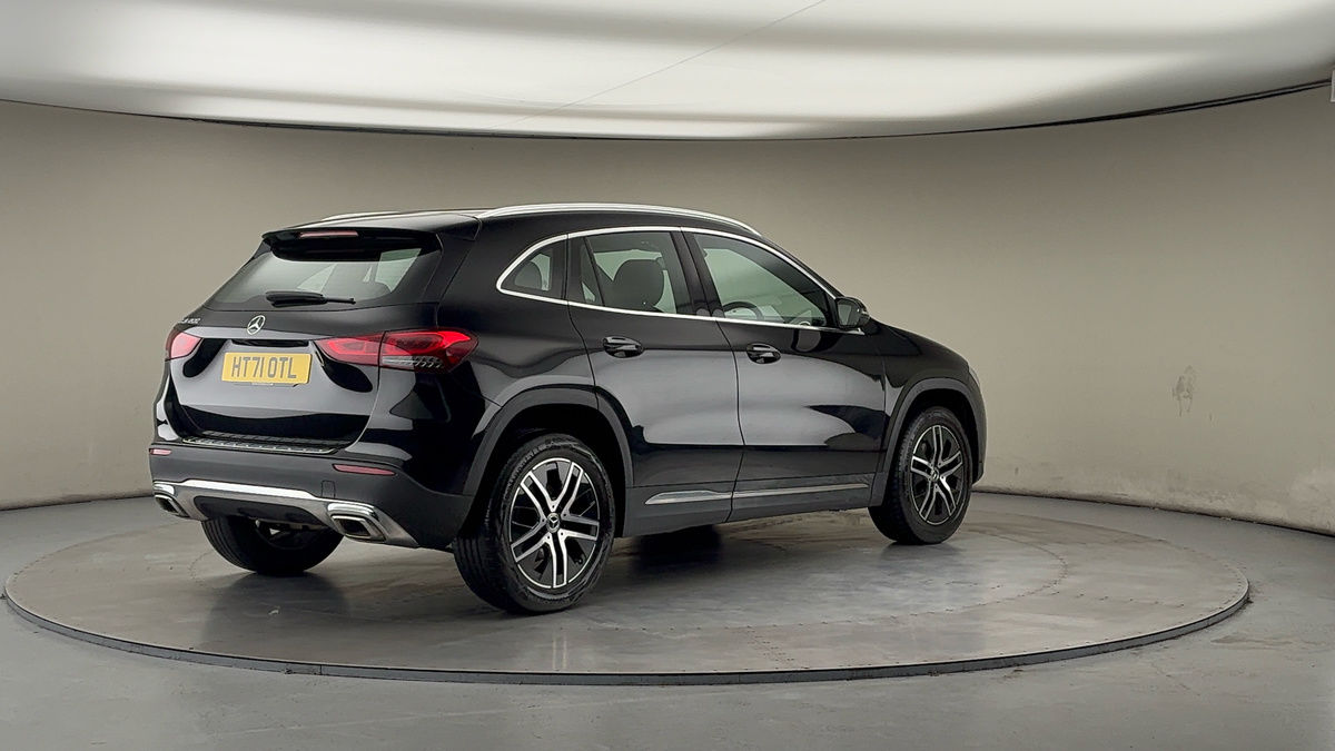 Mercedes-Benz GLA Image 21