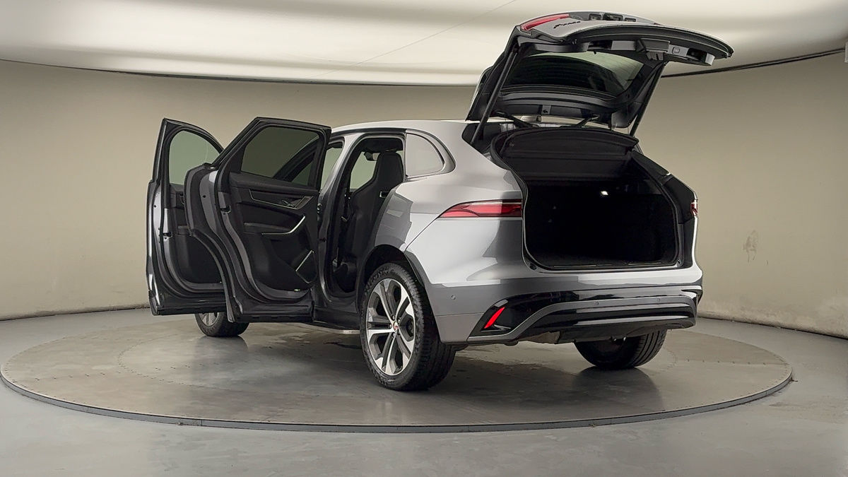 Jaguar F-PACE Image 23