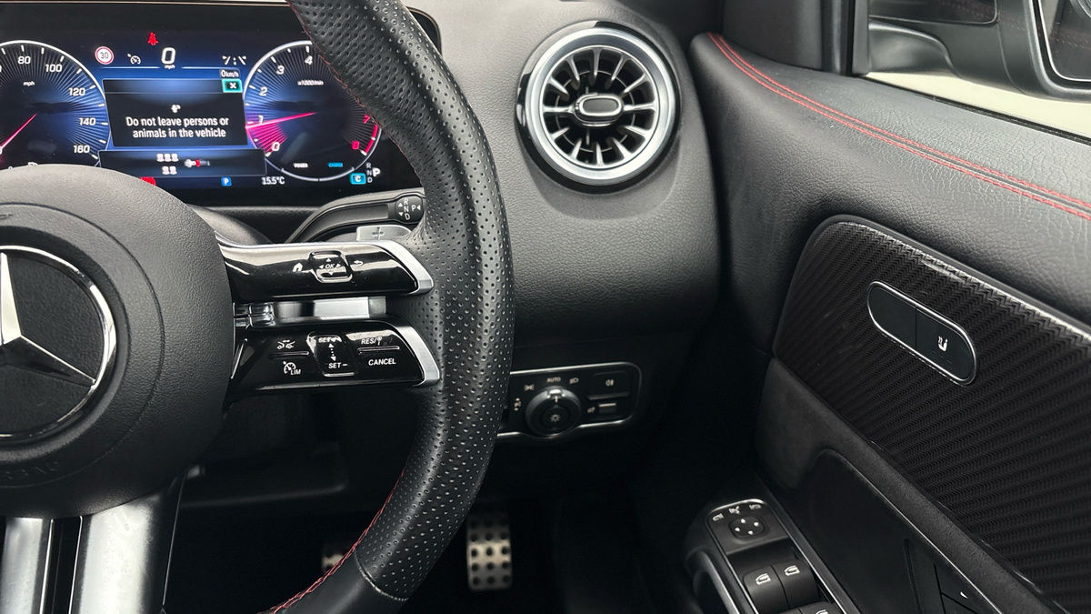 Mercedes-Benz GLB Image 14