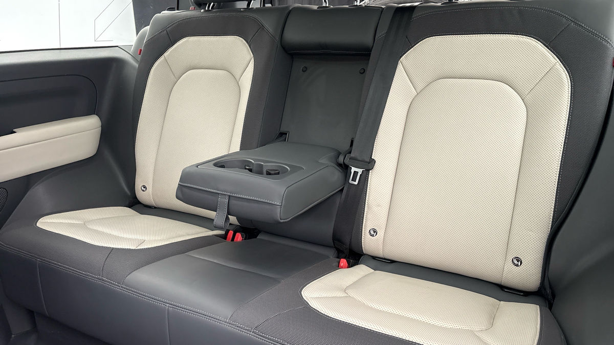 Land Rover Defender 90 Image 9