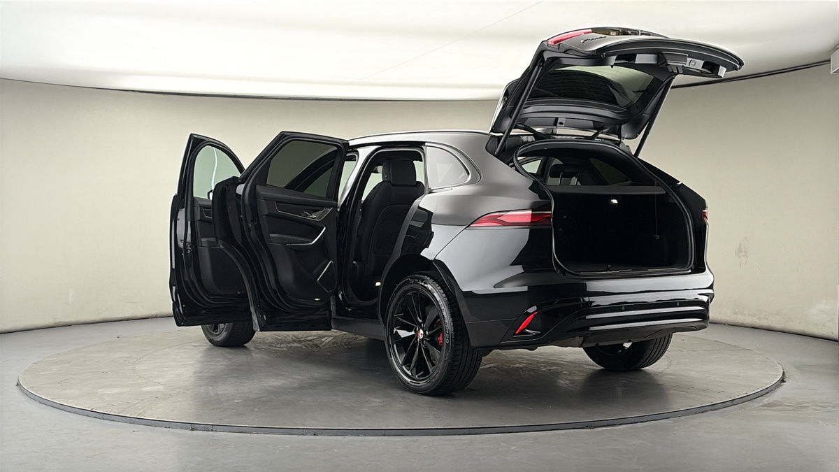 Jaguar F-PACE Image 23