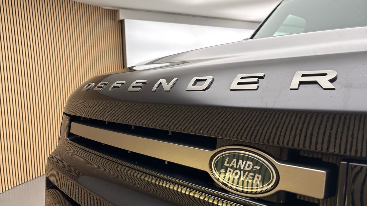 Land Rover Defender 110 Image 24