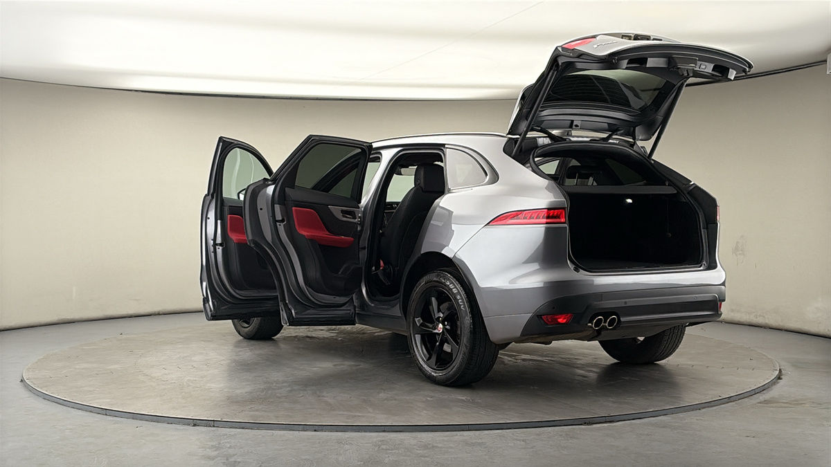 Jaguar F-PACE Image 23