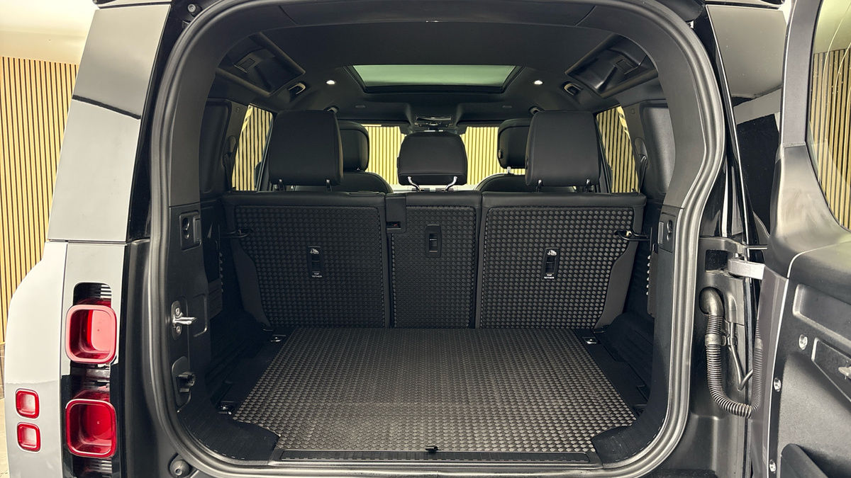 Land Rover Defender 110 Image 11