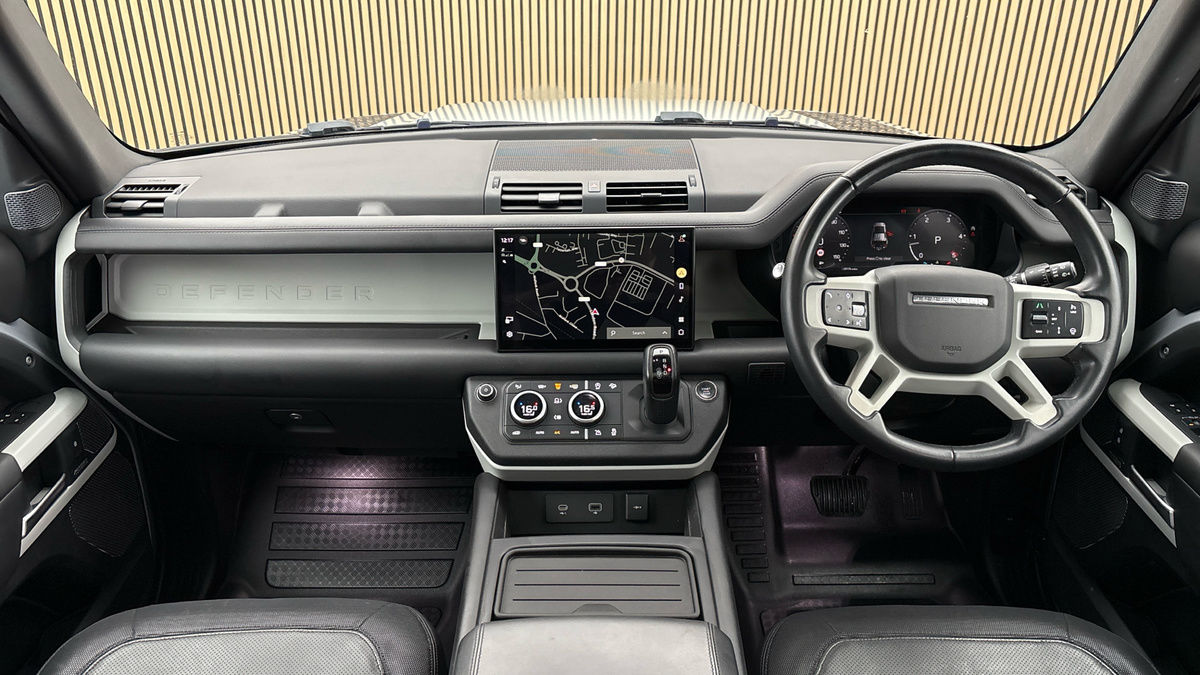 Land Rover Defender 110 Image 12
