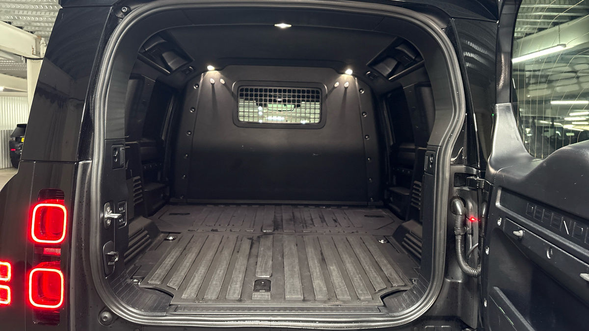 Land Rover Defender 110 Image 11
