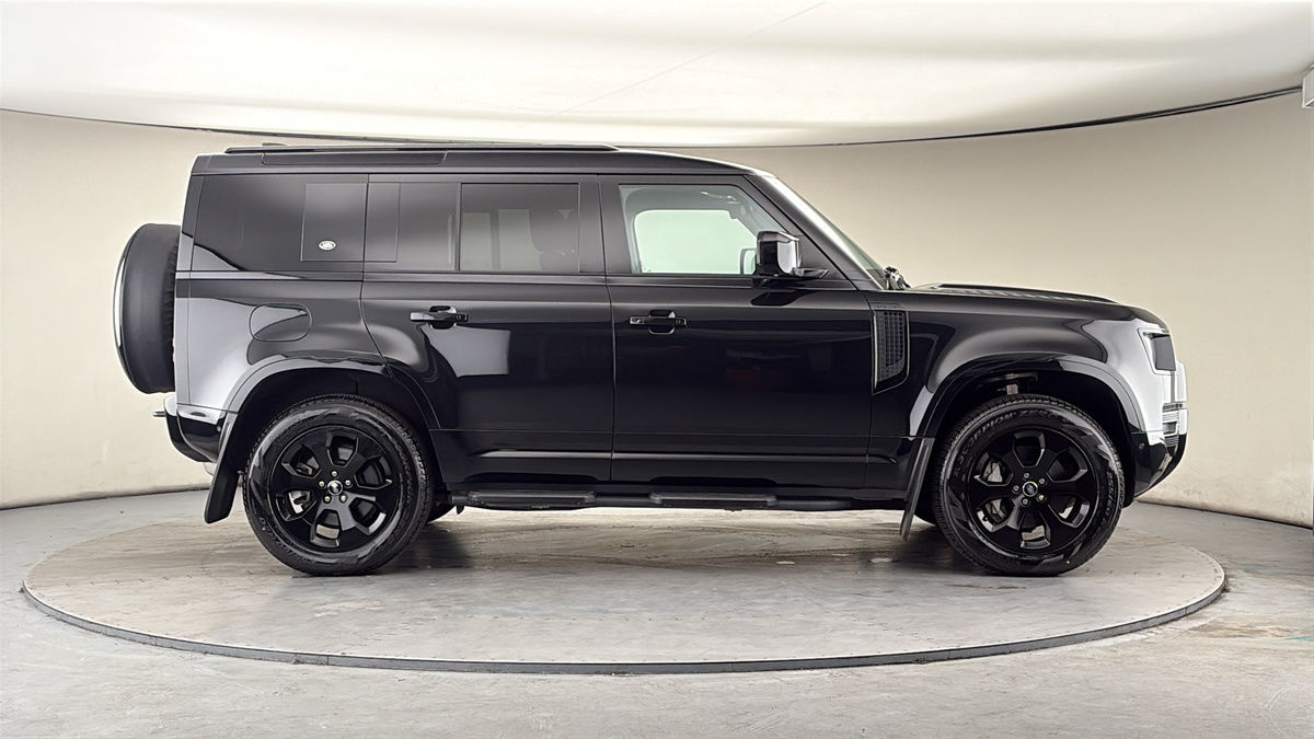 Land Rover Defender 110 Image 16