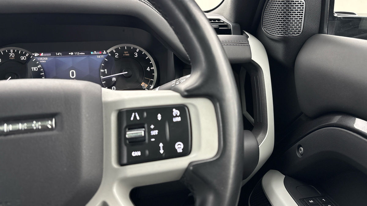 Land Rover Defender 110 Image 14