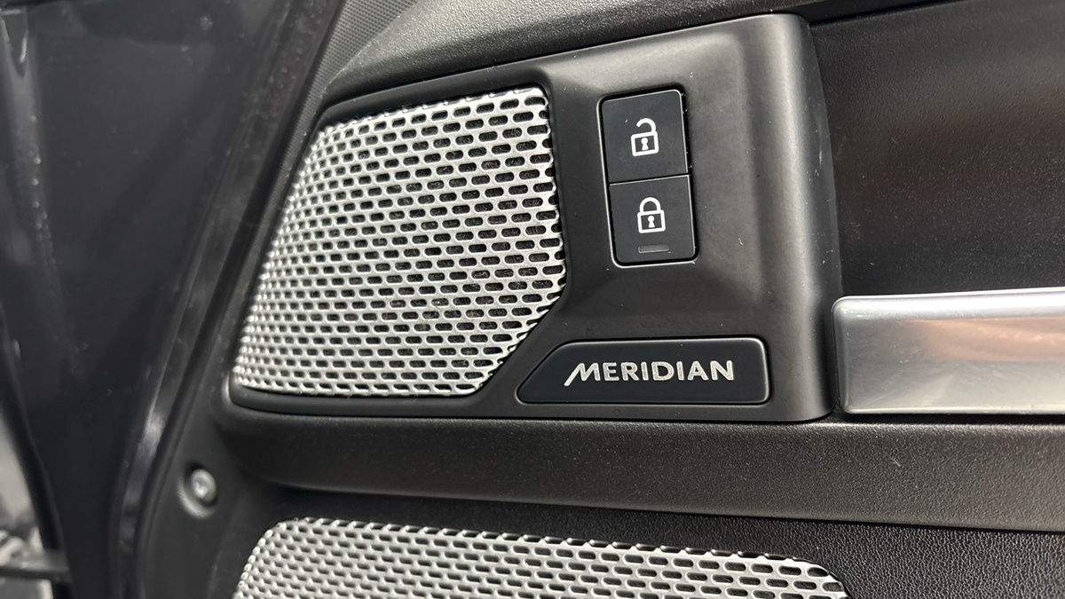 Land Rover Defender 130 Image 25