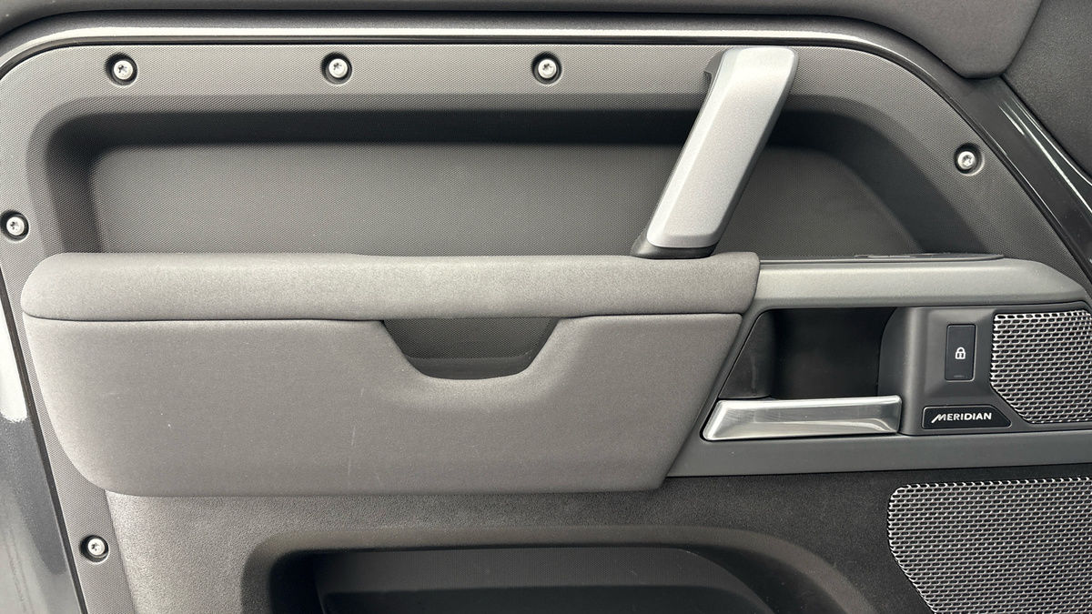 Land Rover Defender 110 Image 19