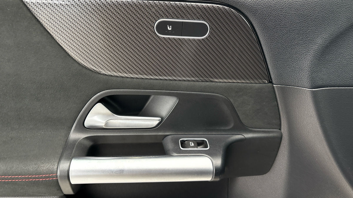 Mercedes-Benz GLA Image 31