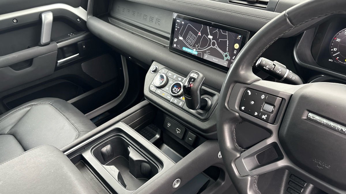 Land Rover Defender 110 Image 18