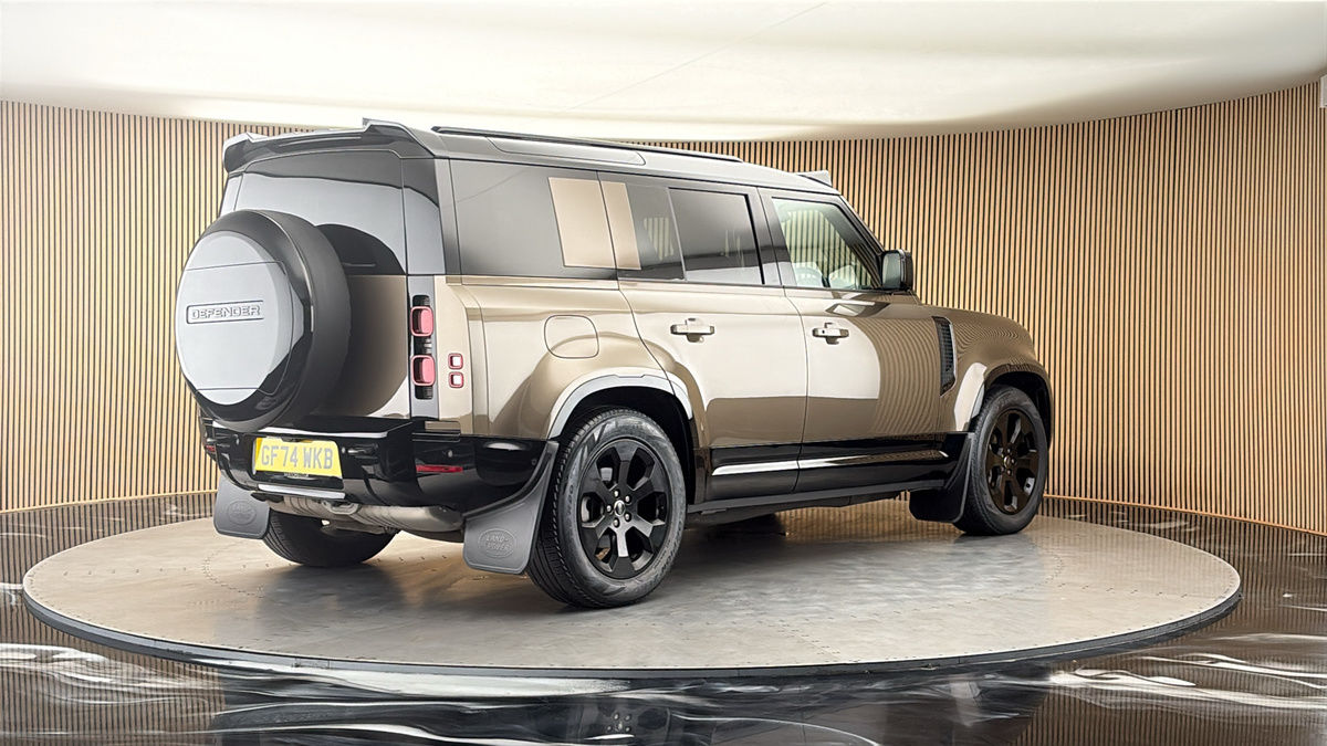 Land Rover Defender 110 Image 21