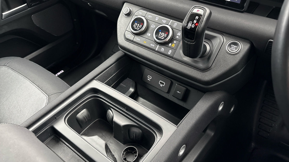 Land Rover Defender 110 Image 18