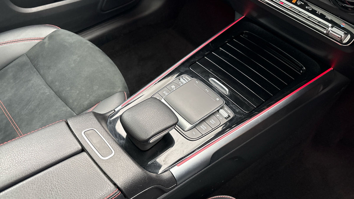 Mercedes-Benz GLB Image 18