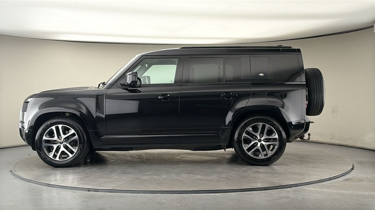 Land Rover Defender 110 Image 15