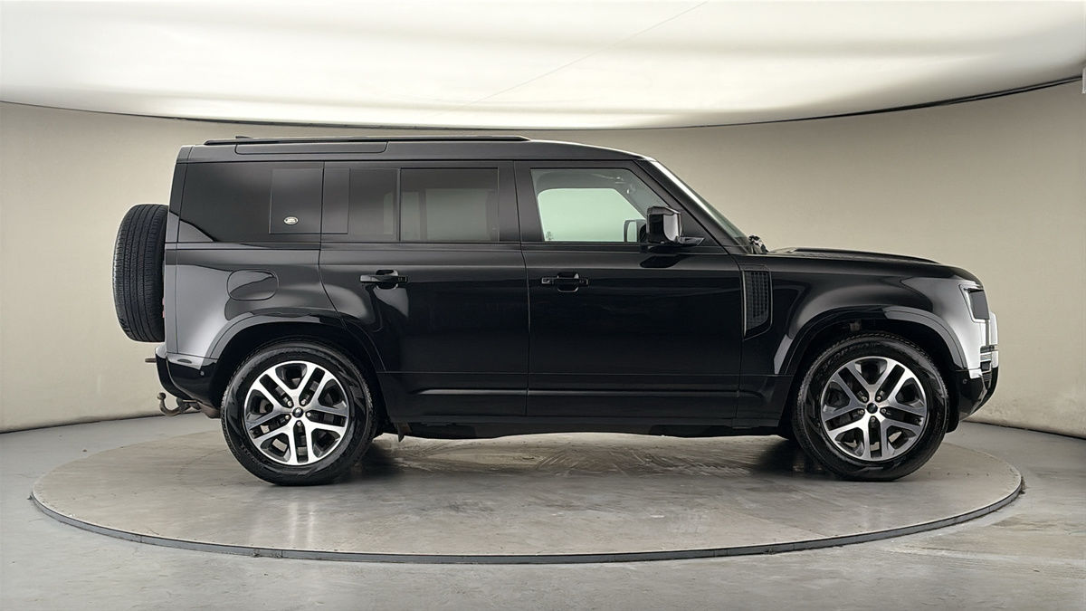 Land Rover Defender 110 Image 16