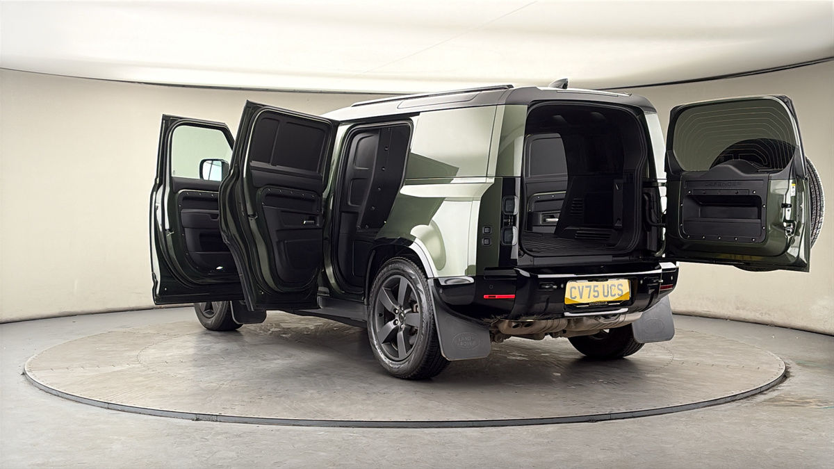Land Rover Defender 110 Image 23