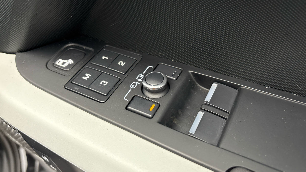 Land Rover Defender 90 Image 28