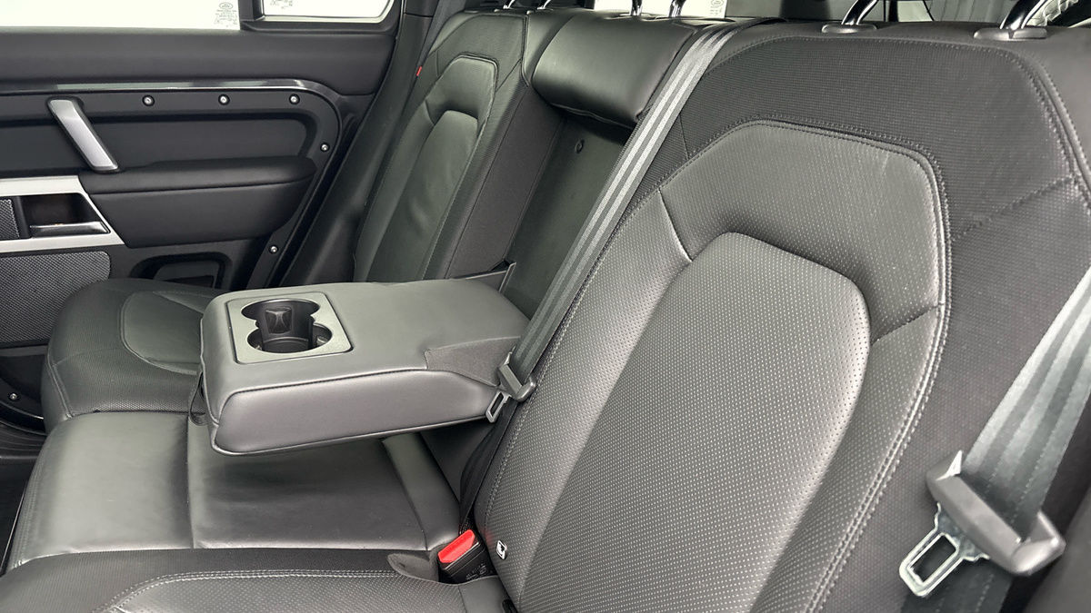 Land Rover Defender 110 Image 9