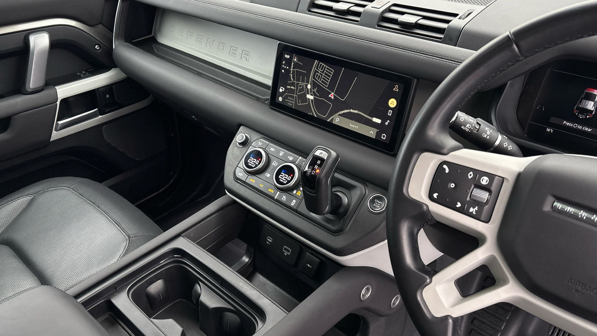Land Rover Defender 110 Image 18