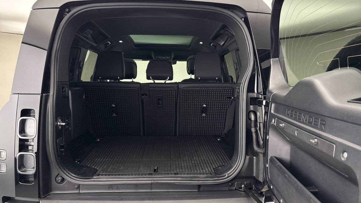 Land Rover Defender 110 Image 11