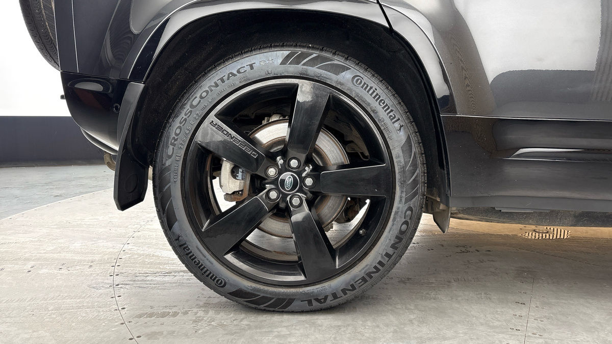 Land Rover Defender 110 Image 10