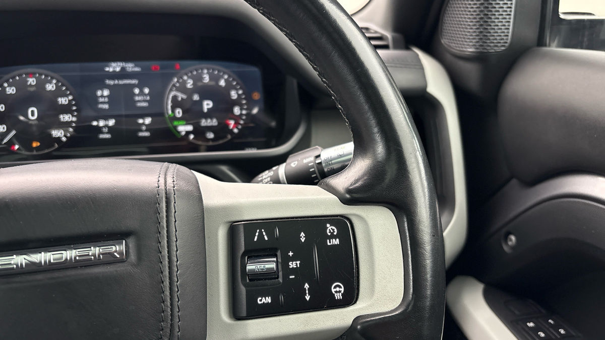 Land Rover Defender 110 Image 14