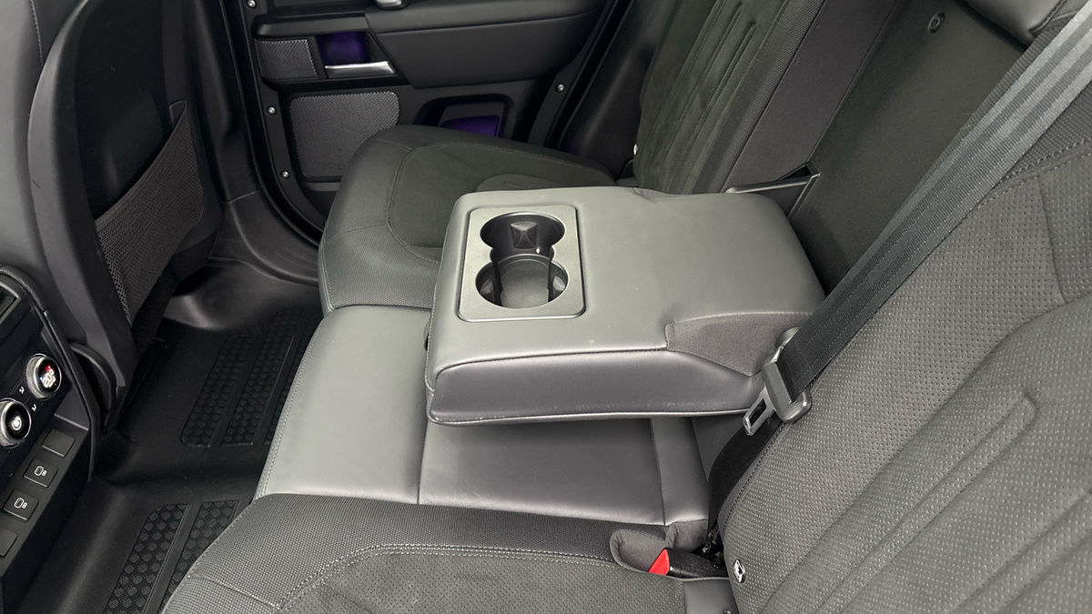 Land Rover Defender 110 Image 9