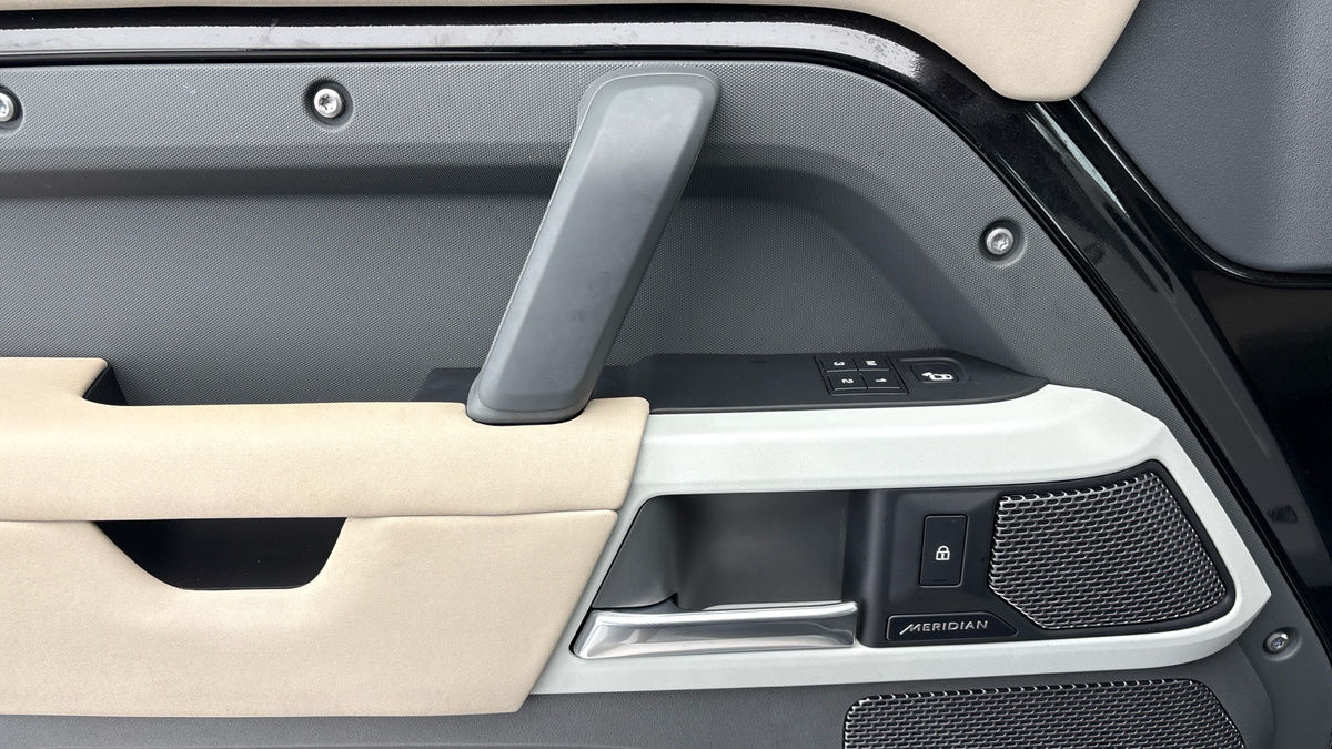 Land Rover Defender 110 Image 19