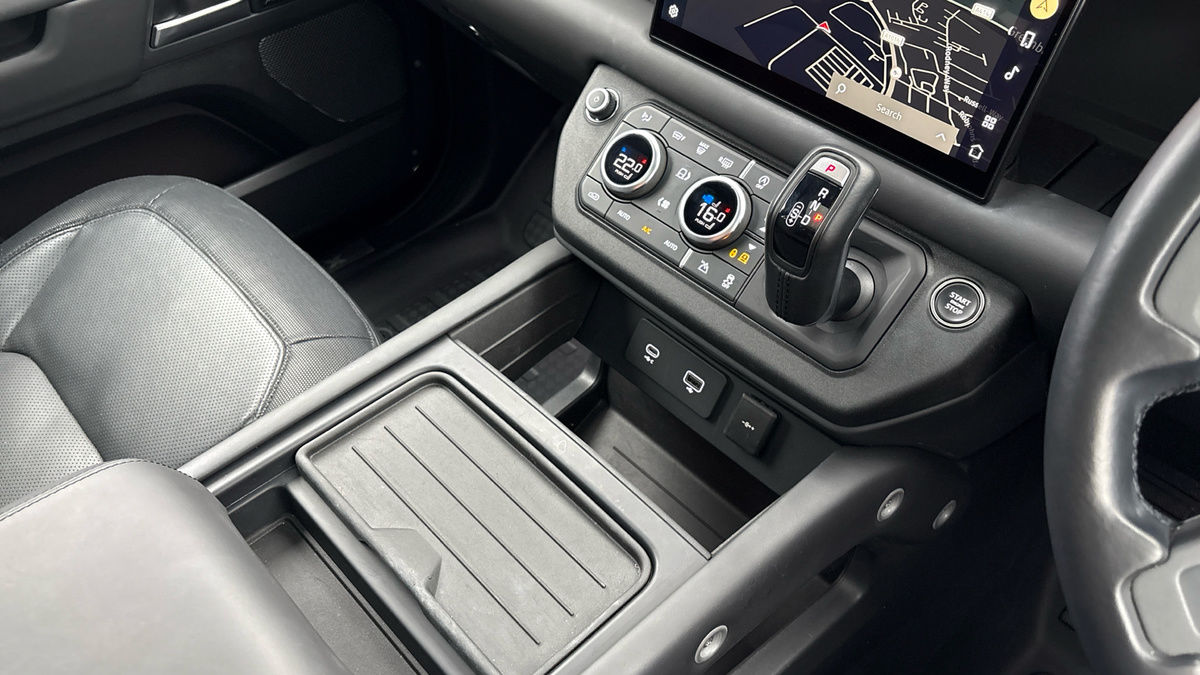 Land Rover Defender 110 Image 18