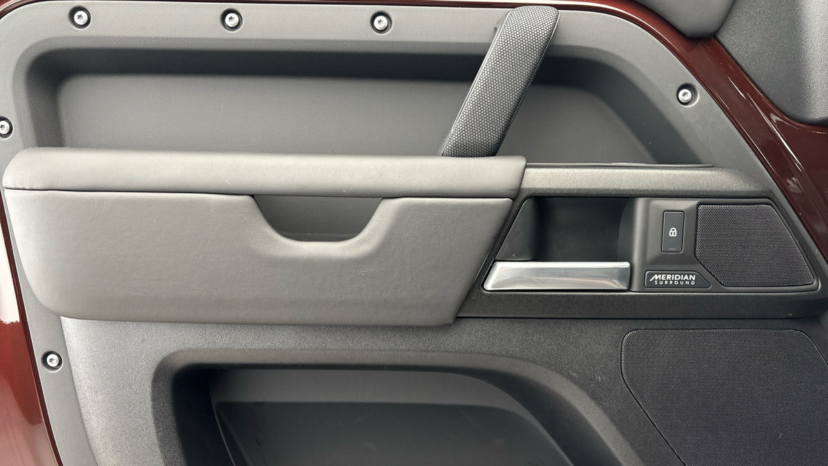 Land Rover Defender 110 Urban Image 19