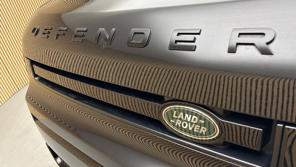 Land Rover Defender 110 Image 24