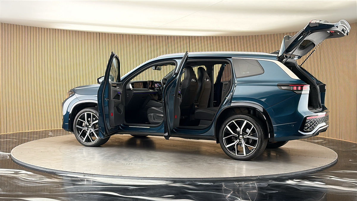 More views of Volkswagen Tayron
