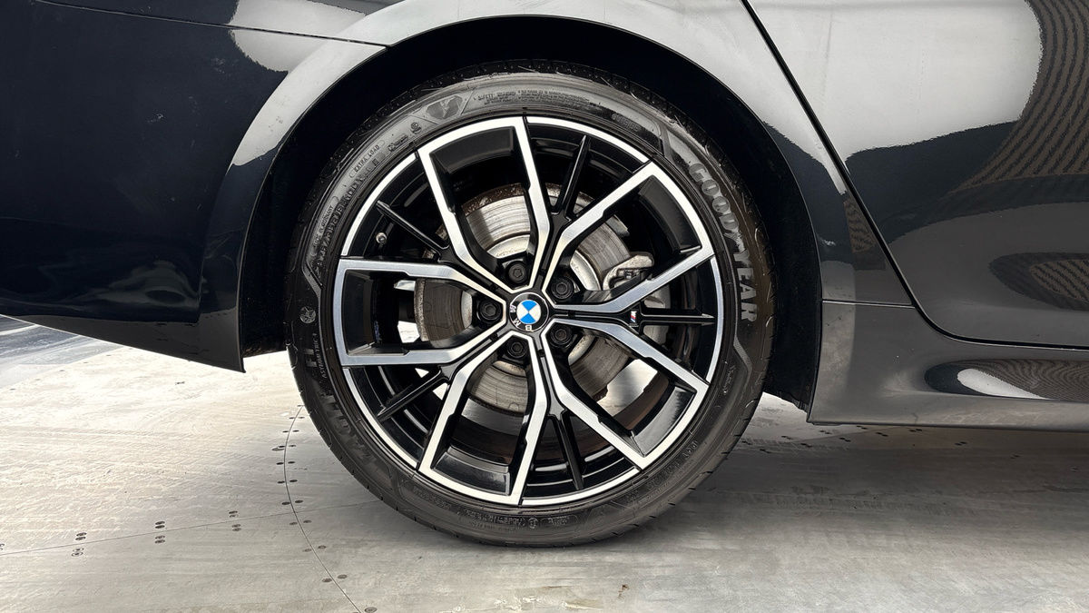 BMW 5 Series Image 10
